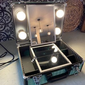 Lola v makeup travel train case